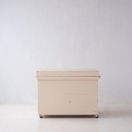 ぽってりホワイトのリペイントにガラス取手が似合う 便利なコマ付き茶箱/st.1414