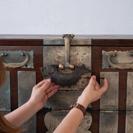 華やかな金具に風格が宿る 1800年代の李朝家具「バンダジ」/sa.1523'C