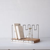 お気に入りの本の居場所に、木とアイアンの異素材を楽しむ小さな本立て/st.1484