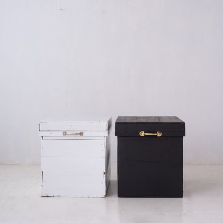ぽってりホワイトカラーにリペイントした 便利な取手付きの茶箱/st.1340