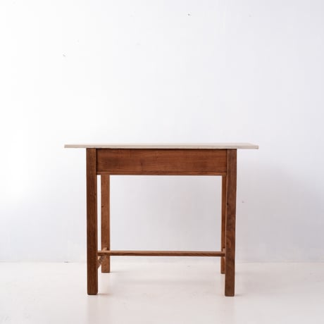 オフホワイトの天板がやさしい印象の 棚板付き作業机/sa.1385'C