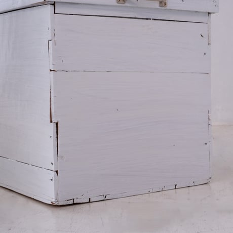 ぽってりホワイトカラーにリペイントした 便利な取手付きの茶箱/st.1340