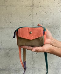 【スマホや小物収納に大活躍！】ペリーケース マノヴィ ウィズ ストラップ  -モモピンク/ベージュ他-