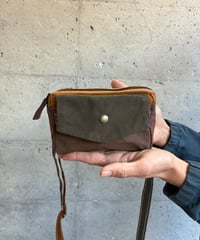 【スマホや小物収納に大活躍！】ペリーケース マノヴィ ウィズ ストラップ  -コンブオリーブ/オカカブラウン他-