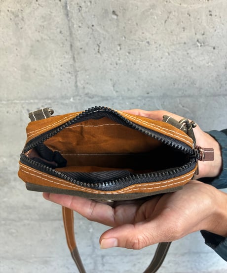 【スマホや小物収納に大活躍！】ペリーケース マノヴィ ウィズ ストラップ  -コンブオリーブ/オカカブラウン他-