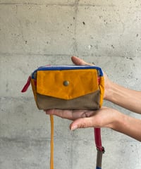 【スマホや小物収納に大活躍！】ペリーケース マノヴィ ウィズ ストラップ-ラッキーマスタード/ベージュ他-