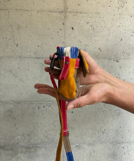【スマホや小物収納に大活躍！】ペリーケース マノヴィ ウィズ ストラップ-ラッキーマスタード/ベージュ他-