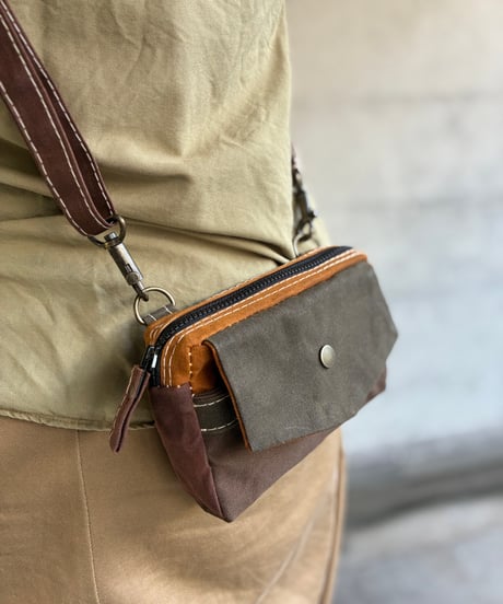 【スマホや小物収納に大活躍！】ペリーケース マノヴィ ウィズ ストラップ  -コンブオリーブ/オカカブラウン他-