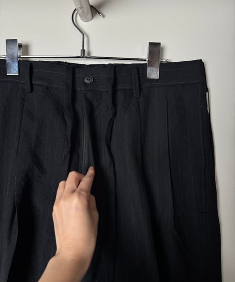 【YOKO SAKAMOTO（ヨーコサカモト）】DOUBLE PLEATED TROUSERS –BLACK