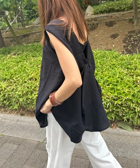 バックツイストデザインノースリーブ