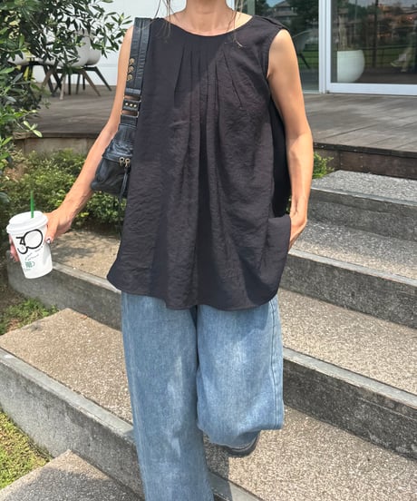バックツイストデザインノースリーブ