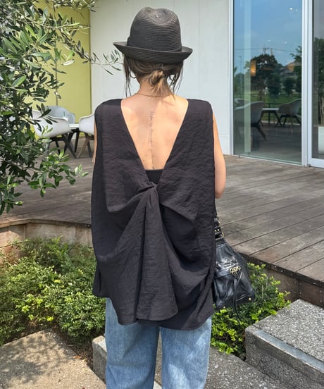 バックツイストデザインノースリーブ