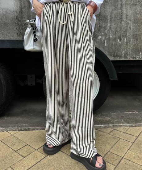 ストライプ柄パンツ