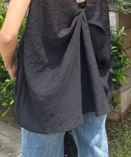 バックツイストデザインノースリーブ