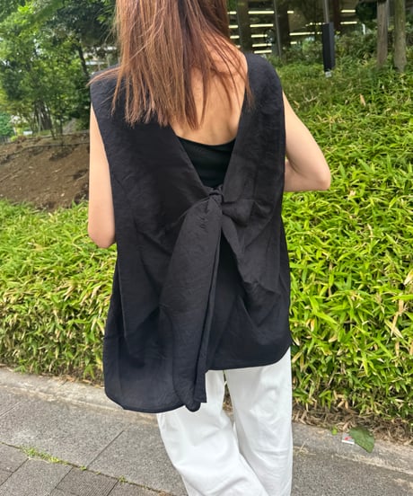 バックツイストデザインノースリーブ