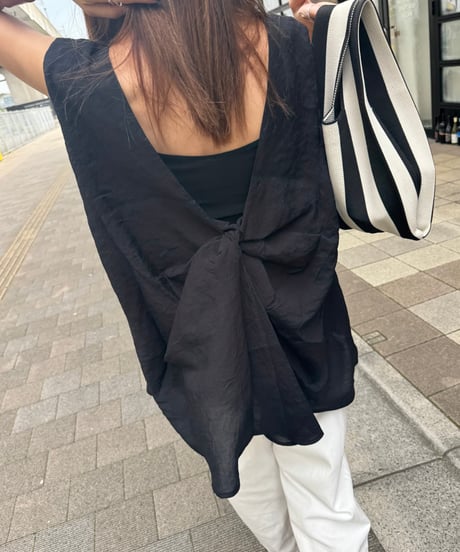 バックツイストデザインノースリーブ