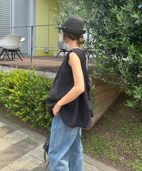 バックツイストデザインノースリーブ