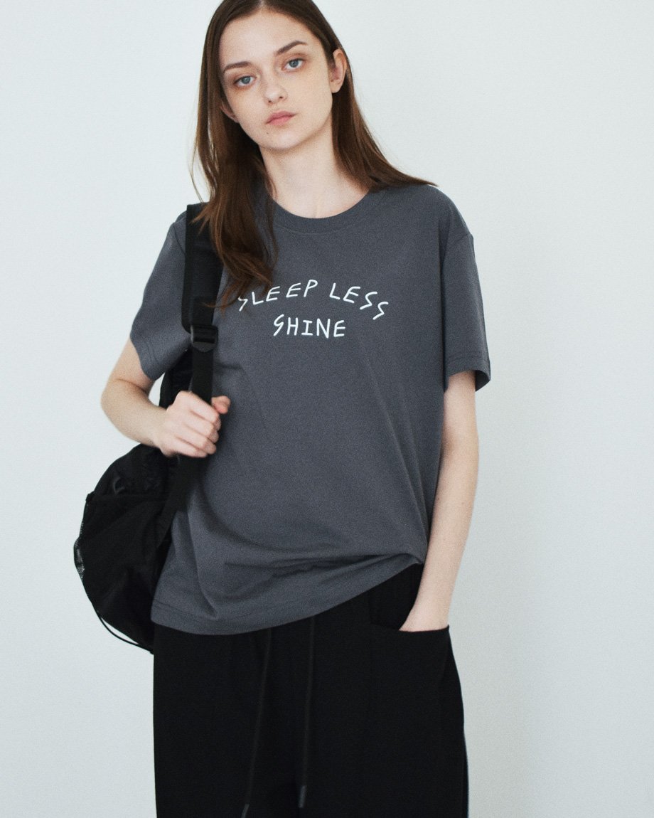 nh-tops-02621 テキスト ロゴ Tシャツ ホワイト チャコール ブラック