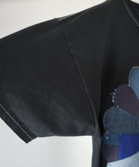 "黒い花のTシャツ / 第一色" my own flower T-shirt, patchworked by vintages