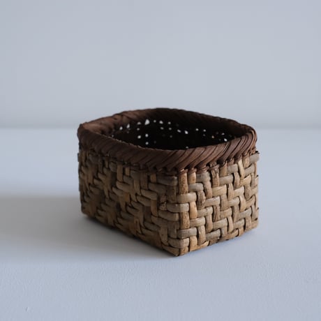 沢胡桃小物入れ籠(網代）