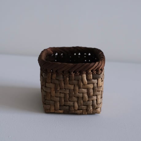 沢胡桃小物入れ籠(網代）