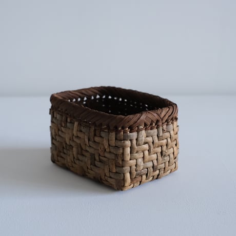 沢胡桃小物入れ籠(網代）