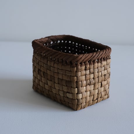 沢胡桃小物入れ籠(市松)