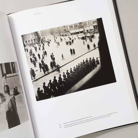 Exposed: Voyeurism, Surveillance, and the Camera Since 1870 / Sandra S. Phillips(サンドラ・S・フィリップス)