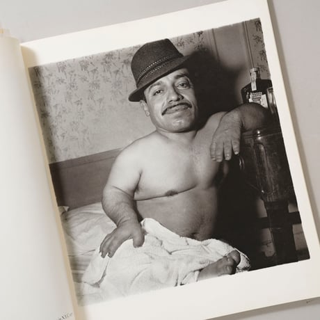 .diane arbus. An Aperture Monograph / Diane Arbus(ダイアン・アーバス)