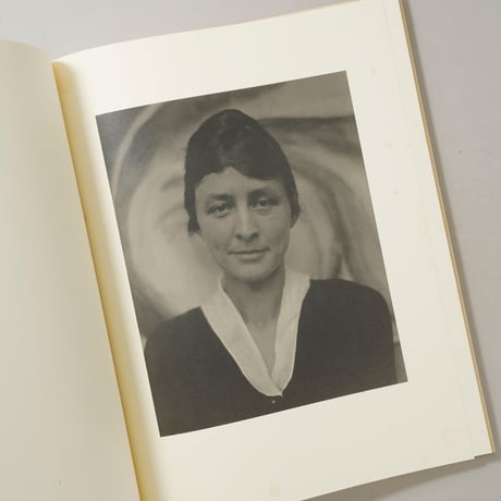 Georgia O'keeffe a Portrait by Alfred Stieglitz / Alfred Stieglitz (アルフレッド・スティーグリッツ)