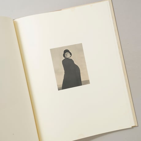 Georgia O'keeffe a Portrait by Alfred Stieglitz / Alfred Stieglitz (アルフレッド・スティーグリッツ)