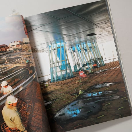 UNDER CONSTRUCTION / 写真・文：畠山直哉 (Naoya Hatakeyama)、文・伊東豊雄(Toyo Ito)