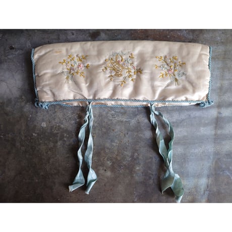 小花と花籠のﾘﾎﾞﾝ刺繍のｸﾞﾛｰﾌﾞｹｰｽ