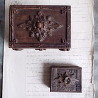 お花畑の木箱たち