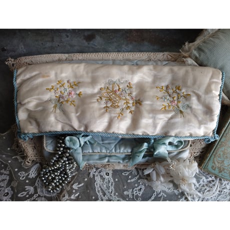 小花と花籠のﾘﾎﾞﾝ刺繍のｸﾞﾛｰﾌﾞｹｰｽ