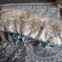 小花と花籠のﾘﾎﾞﾝ刺繍のｸﾞﾛｰﾌﾞｹｰｽ