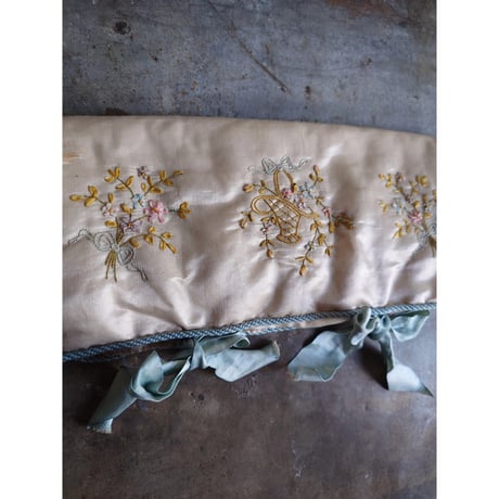小花と花籠のﾘﾎﾞﾝ刺繍のｸﾞﾛｰﾌﾞｹｰｽ