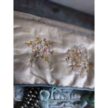 小花と花籠のﾘﾎﾞﾝ刺繍のｸﾞﾛｰﾌﾞｹｰｽ