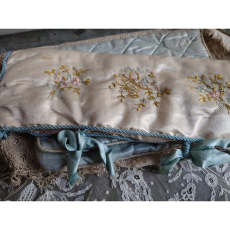 小花と花籠のﾘﾎﾞﾝ刺繍のｸﾞﾛｰﾌﾞｹｰｽ