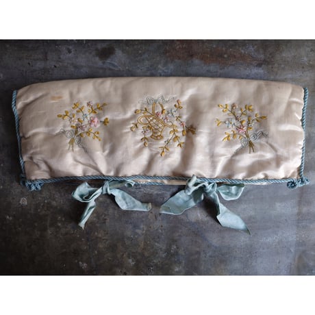 小花と花籠のﾘﾎﾞﾝ刺繍のｸﾞﾛｰﾌﾞｹｰｽ