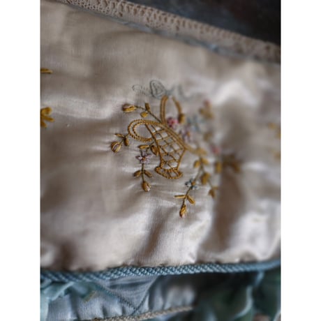 小花と花籠のﾘﾎﾞﾝ刺繍のｸﾞﾛｰﾌﾞｹｰｽ