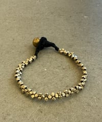 手作り真鍮ビーズと糸細工のブレスレット    H