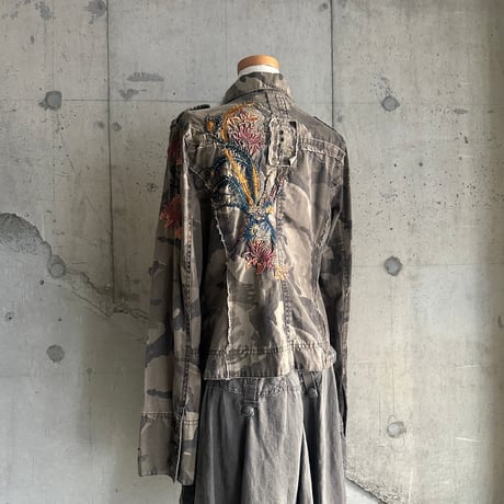 embroidery & camouflage patterned jacket