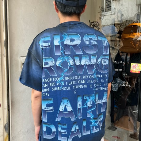 FIRST ROW FAITH DEALER GRAFFITI TEE (Blue)｜ファーストロウ フェイス ディーラー グラフィティ Tシャツ（ブルー）