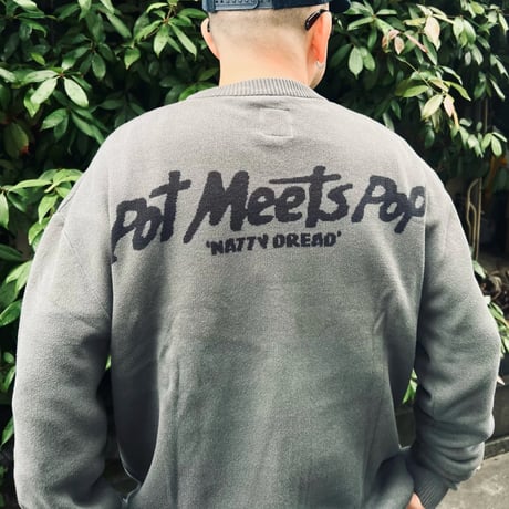 BOB MARLEY × POT MEETS POP NATTY DREAD KNITTED SWEATER (GRAY)｜ボブ・マーリー × ポットミーツポップ ニットセーター（グレー）
