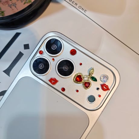チェリー カメラ保護カバー ダイヤと唇デコ iPhon18ProMax/18Pro/17/17Pro 可愛い ハンドメイド 女子力アップ [M6670]