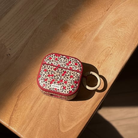 Airpods 5 対応ケース レオパード×チェリー柄 Airpodspro3/2/カバー Airpods4/3 2WAYストラップ付き レザー調 大人可愛い[M6830]