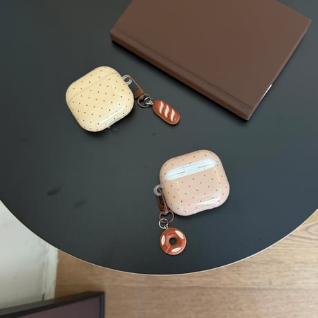 Airpods 5 ケース ドット柄 Airpodspro3/2カバー 艶感 Airpods4/3 パンモチーフチャーム付き[M6853]
