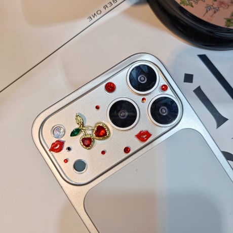 チェリー カメラ保護カバー ダイヤと唇デコ iPhon18ProMax/18Pro/17/17Pro 可愛い ハンドメイド 女子力アップ [M6670]