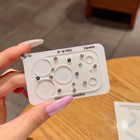 カメラ保護カバー キラキラお花ラインストーン付き  iPhone18Pro/18ProMax ラメ入り レンズ保護フイルム  傷防止＆おしゃれ [M6865]